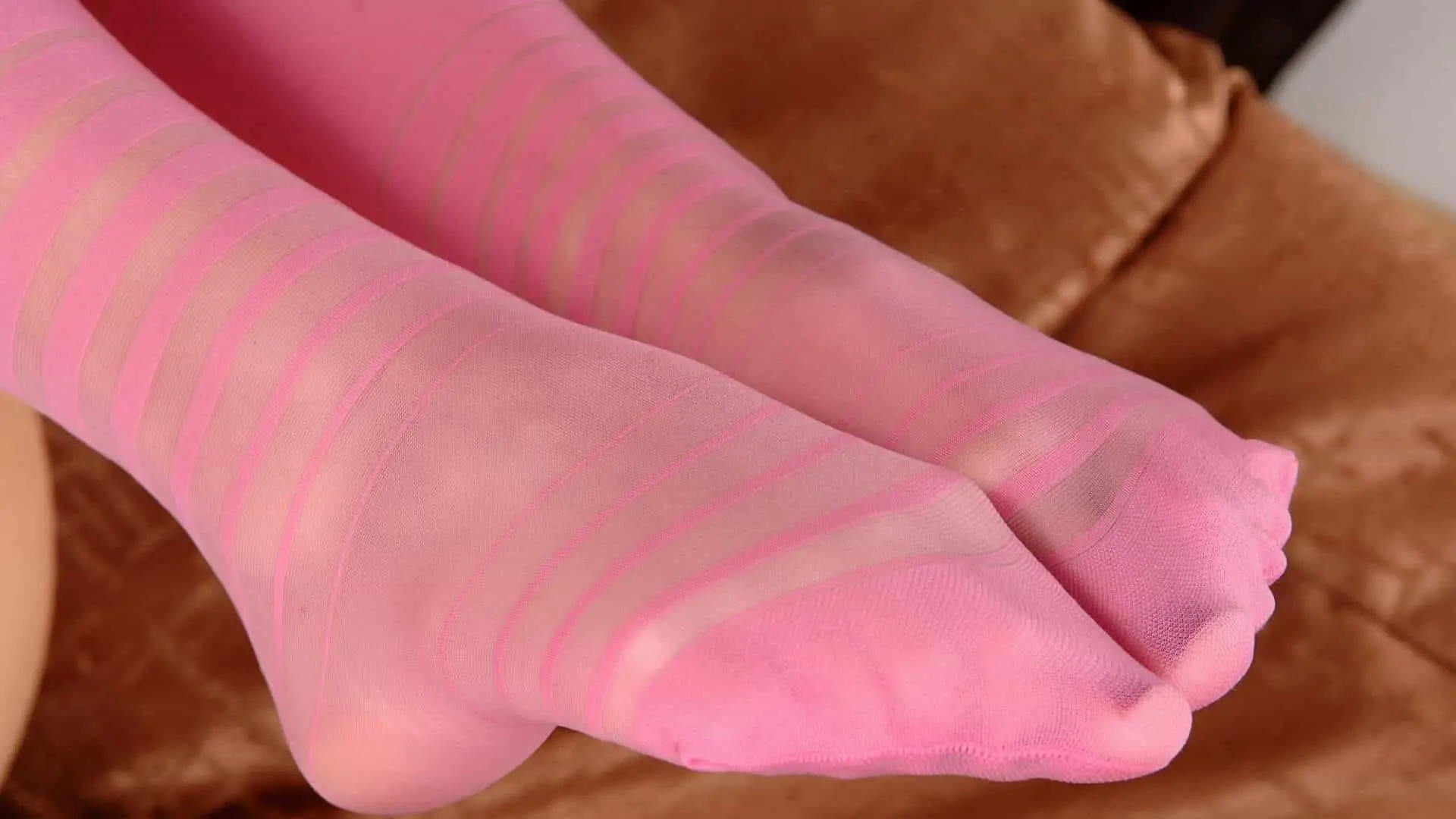 Leggy Brunette Squeezes One Out!