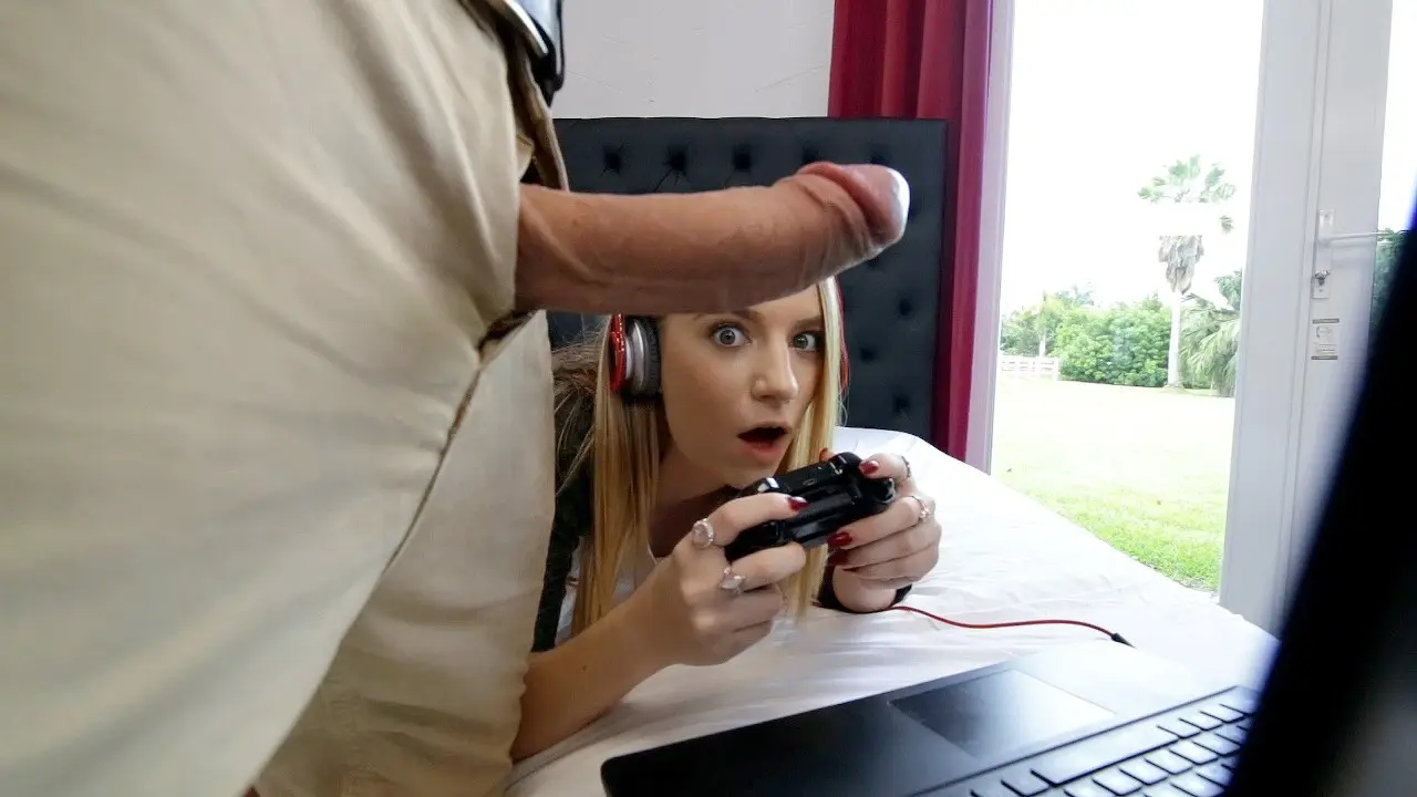Gamer Chick Gets Stretched Out (Mofos 2016)
