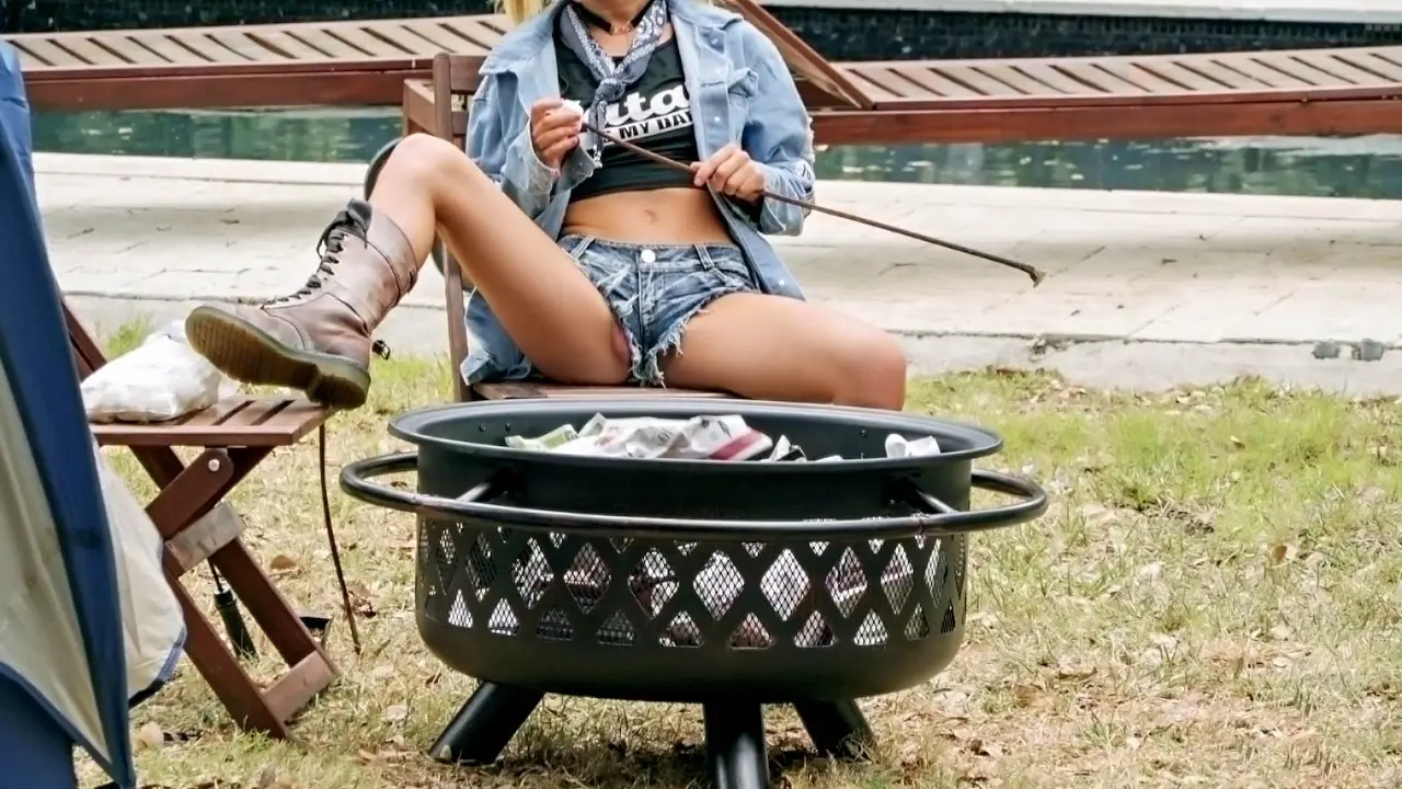 Backyard Camping for Hottie on House Arrest (Mofos 2018)