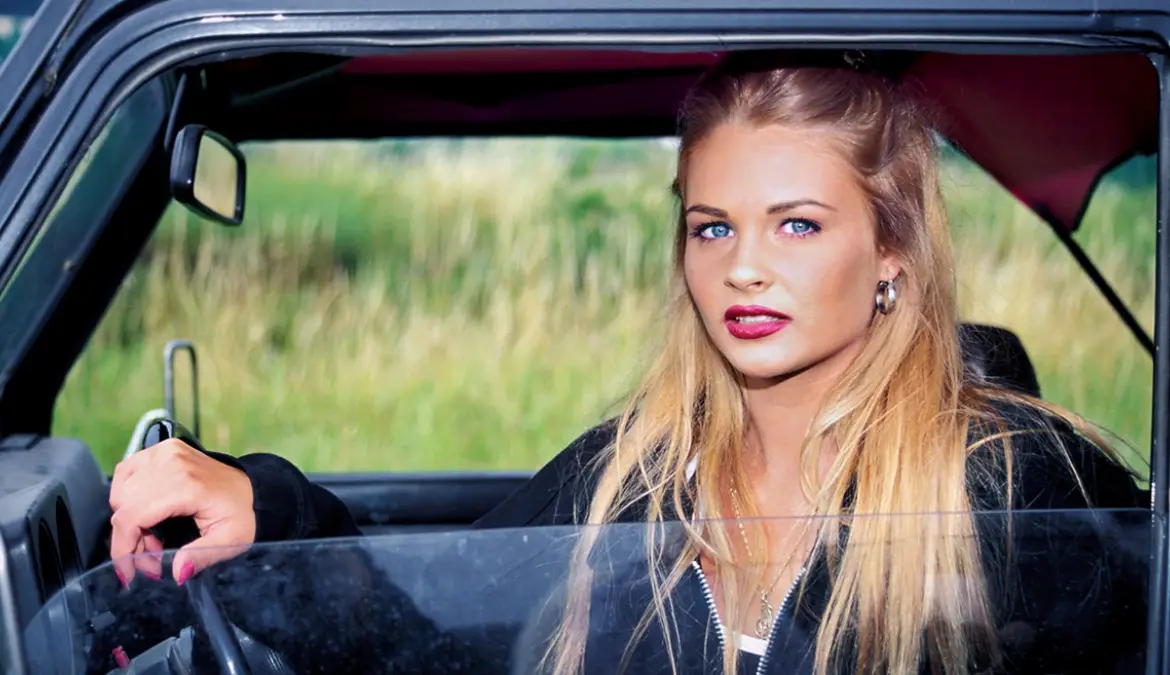 Nikky Anderson - Sexy Blonde Nikky Anderson Outdoor Handjob and Blowjob for Facial (Private 2010)