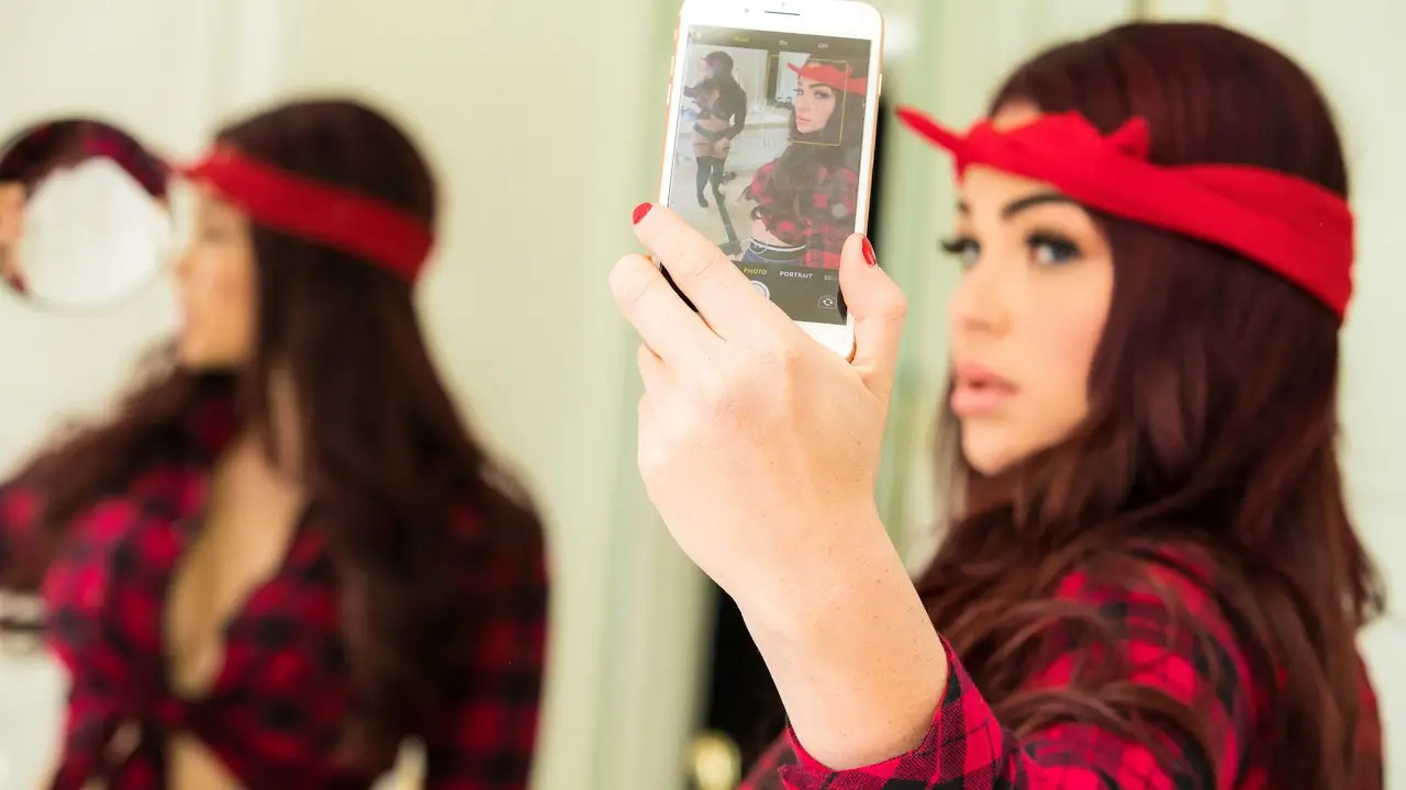 Go Fuck Your Selfie! (Brazzers 2018)